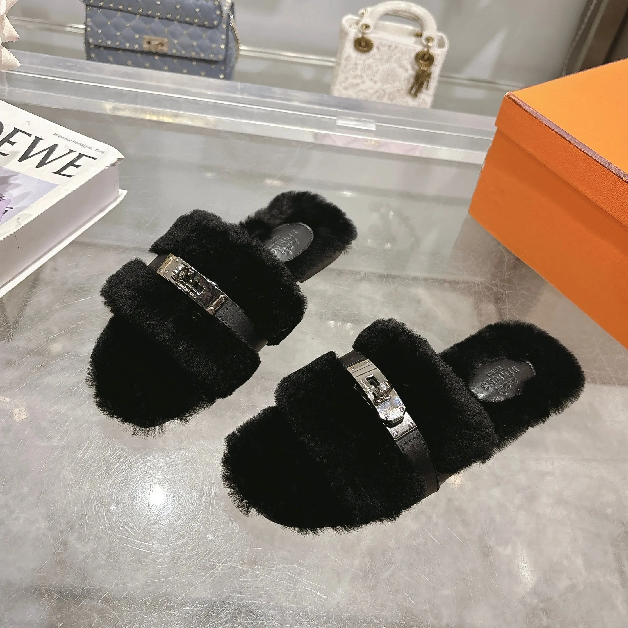 👟👟Ex-factory price 500👟👟 Purchasing agent level Hermes Hermès second uncle hair slippers are in stock all year round. 2025 new and new colors official website, Xiaohongshu synchronizes the latest color matching Hermès hot models are hot online, upgraded workmanship, high quality! Fashionable small wool H-trailers, autumn and winter style flat-soled wool mop, can be customized without standard, non-refundable and non-exchangeable. Fabric: Imported lamb's roll real wool. Lining: Imported lamb's roll real wool. Outsole: Genuine leather outsole. Size: 35-43, [Note: 41, 42, 43 customized]
